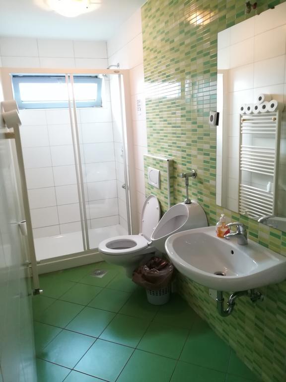 Simbol Rooms With Free Private Parking リュブリャナ エクステリア 写真